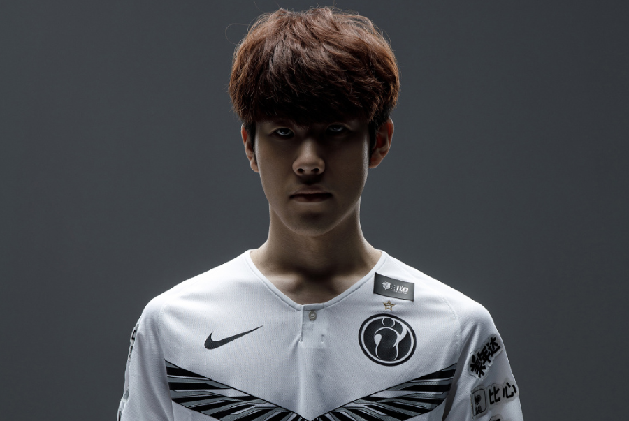 LOL官方发起世界赛预测， 其中解说AUX发布回复