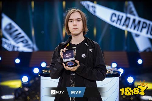 Royal Never Give Up 夏季赛选手队伍化妆照片：永不放弃！