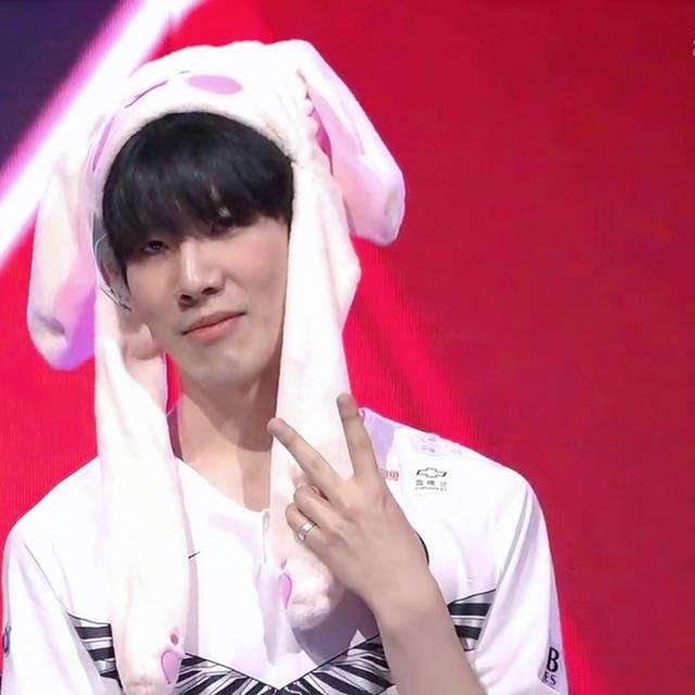 LPL 明天的首发阵容： Karis 和 xqw 在中路进行单挑