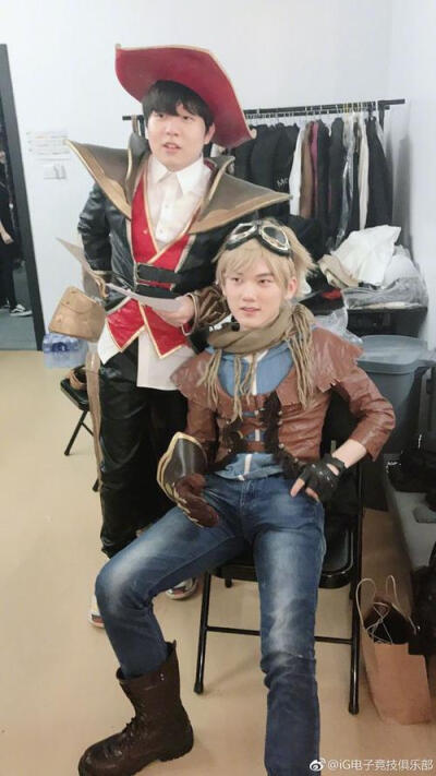 举报者：我不知道 FunPlus Phoenix 的 ADC 是从哪里招募来的，但这个富有的战队真糟糕...